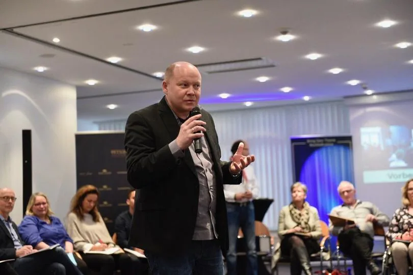 Thorsten Beckers spricht vor Publikum